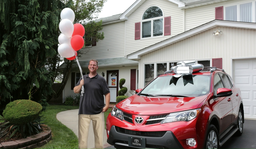 мужчина не восхищается, а просто дарит машину 