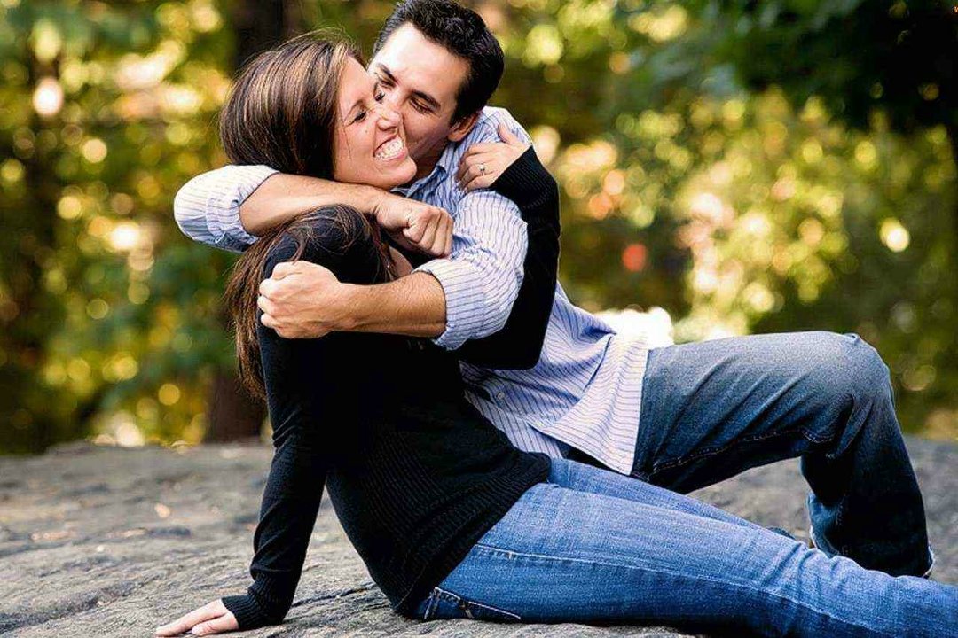 мужчина целует девушку